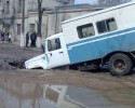 На Запорожье ушёл под землю автомобиль с водителем!