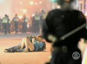 Поцелуй на 10 миллионов: парочка на фоне беспорядков покорила мир - ФОТОрепортаж + ВИДЕО