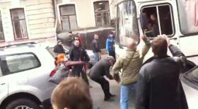 Разгневанный народ гоняет боевиков Авакова - ВИДЕО