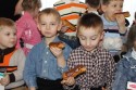 Украинские волонтёры помогают детям...