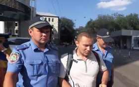 Харьковская милиция задержала мужчину с георгиевской ленточкой - ВИДЕО