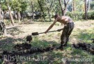 Шахтёрск: пленный десантник копает могилы своим сослуживцам  - ВИДЕО (18+)