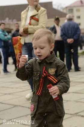 Донецк: День защиты детей и конфеты Порошенко