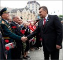 Новый конфуз Януковича в День Победы. ВИДЕО