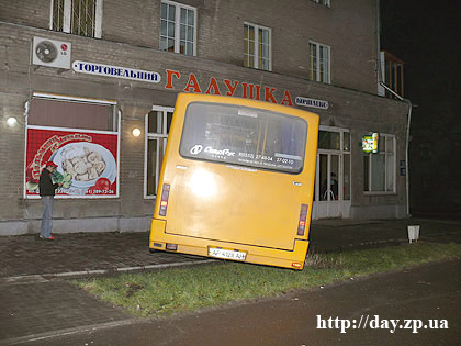 В Запорожье - автобус врезался в кафе - 4