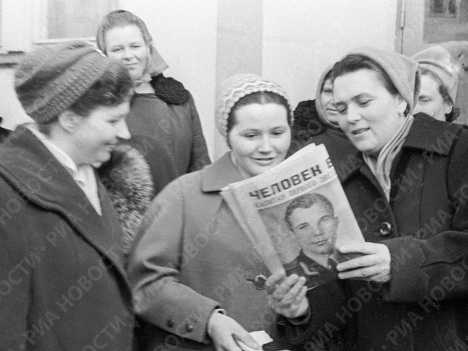 Валентина Гагарина (в центре) принимает поздравления от подруг.
