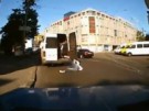 ВИДЕО: Женщина выпала из маршрутки на полном ходу на проезжую часть!