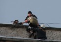 В Запорожье МЧС-ники снимали 'Карлсона', который заснул на крыше