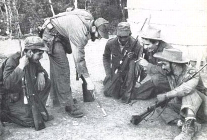 Фидель Кастро в горах Монкады планирует партизанскую операцию. Слева Че Гевара.