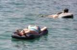 Женщину с ребенком унесло на матрасе в море