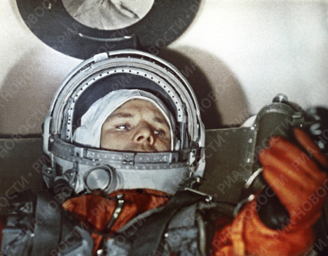 Первый летчик-космонавт СССР Юрий Алексеевич Гагарин в кабине корабля