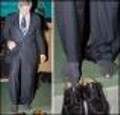 репортеры увидели на носках главного банкира мира две дыры в районе больших пальцев.