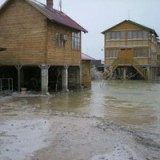 Азовское море подтопило базы отдыха на Федотовой Косе