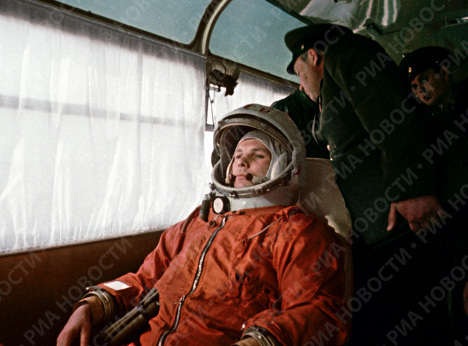 Космонавт Юрий Гагарин направляется в автобусе на космодром Байконур.
