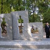В Запорожье на Верхней Хортице установили новый памятник