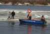 Рыбака на отрезанной от берега льдине спасали работники МЧС