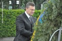 Януковича привалило венком. ФОТО+ВИДЕО. Подробности