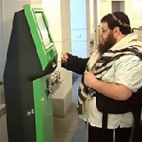 Автоматы пополнения счета выносят прямо из магазинов