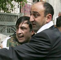 Саакашвили в истерике испугался мирных жителей и собственной охраны- ВИДЕО