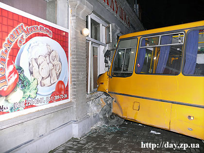 В Запорожье - автобус врезался в кафе - 2