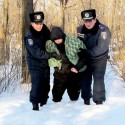 Милиционеры два километра тащили на себе замерзающего мужчину-ФОТО