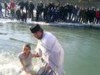 Десятки тысяч верующих окунулись в крещенскую воду