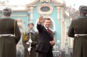 Азаров урезал зарплату Янукович