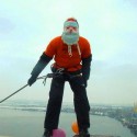 Зачем в Запорожье Дед Мороз прыгнул с моста - ВИДЕО