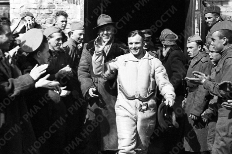 Летчик-космонавт СССР Юрий Гагарин после приземления. Саратовская область, 12 апреля 1961 года.