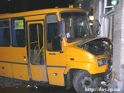 В Запорожье - автобус врезался в кафе