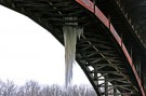 В Запорожье на мост намёрз огромный "сталактит"! ФОТО