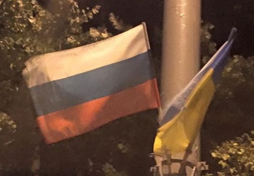 В центре Киева развесили российские флаги - ФОТО