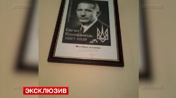 В военкомате Тернополя портрет Гитлера установили под иконами - ВИДЕО