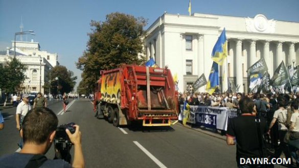 МОЛНИЯ: «Правый сектор» заблокировал правительственный квартал в Киеве