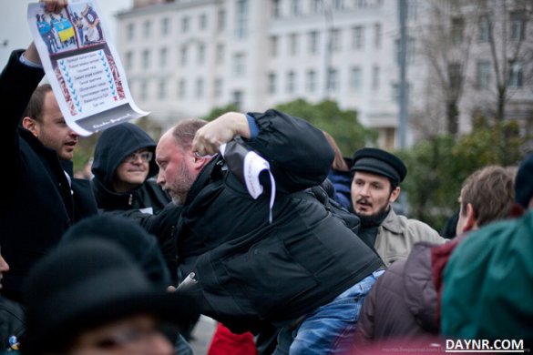На митинге солидарности с ИГИЛ напали на сопредседателя общества дружбы "Новороссия-Сирия" - ВИДЕО
