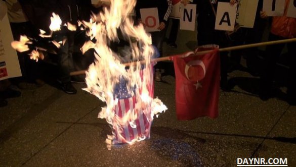Греки сожгли турецкий и американский флаги в центре Афин