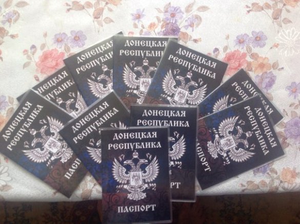 Захарченко продемонстрировал образец паспорта ДНР