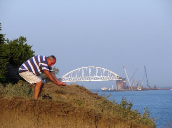 Остановить нельзя достроить: Украина помешалась на Крымском мосту