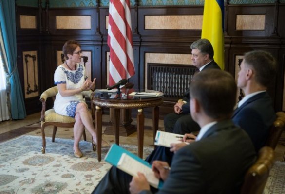 Посол США выкручивает Порошенко... руки