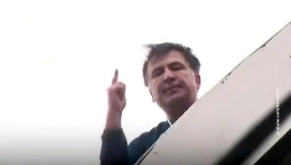Снятого с крыши Саакашвили с мешком на голове обвиняют в попытке свержения власти