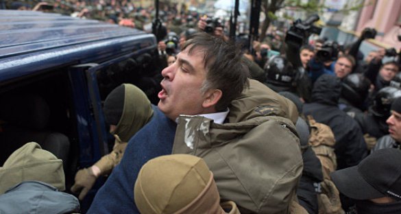 Театральная сцена. Сторонники Саакашвили «силой» освободили его из автобуса