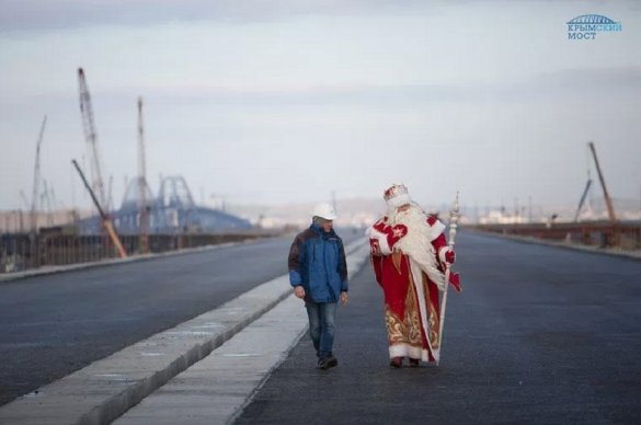 Российский Дед Мороз прошел по Керченскому мосту