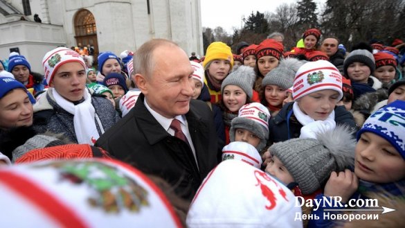 Владимир Путин встретился с детьми после новогоднего представления в Кремле