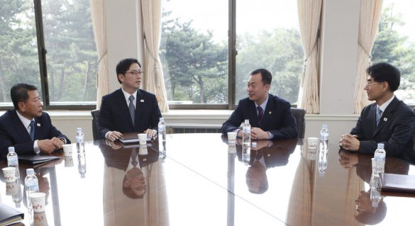 Историческая встреча делегаций КНДР и Южной Кореи