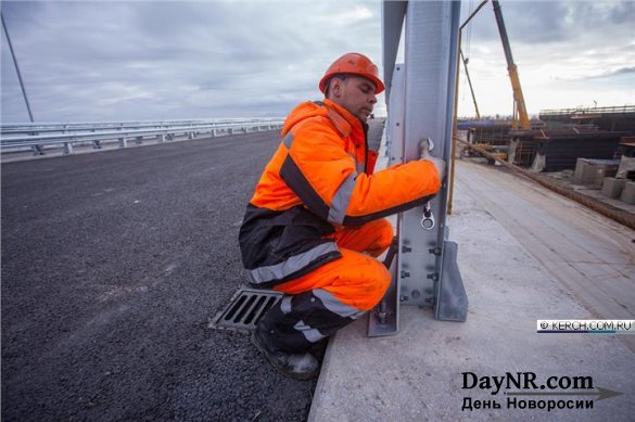 На пилотном участке Крымского моста установлены барьерное ограждение и мачты освещения