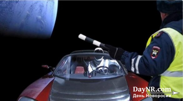 Спорткар Tesla, летящий к Марсу, пускает в бассейне воздушные пузыри.