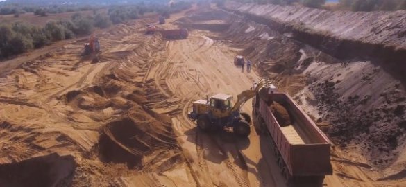 В Керчи производится добыча песка с дамбы, наполненной токсичными отходами