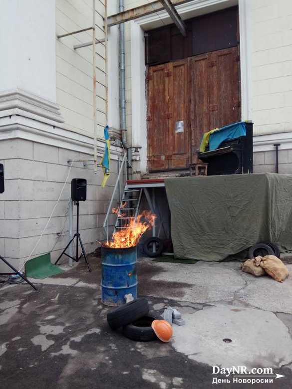 Под здание Запорожской обладминистрации снесут шины и разожгут огонь в бочках