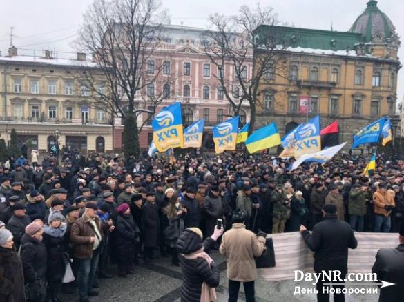 Киевские власти разрешили вывешивать бандеровский флаг по праздникам