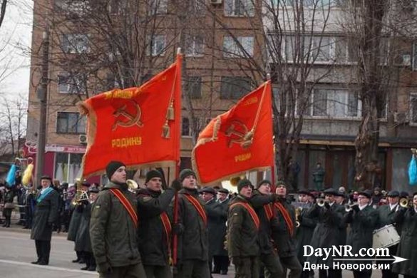 На Украине отмечают 23 февраля и маршируют под флагами Красной армии